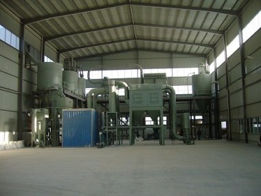 物料在高速旋轉(zhuǎn)的動盤和定盤之間氣流粉碎機反復摩擦、沖擊、剪切等多種力的作用下粉碎